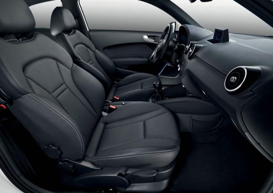 Интерьер Audi A1 TFSI S-Line 2010 года  (фото 6 из 30)